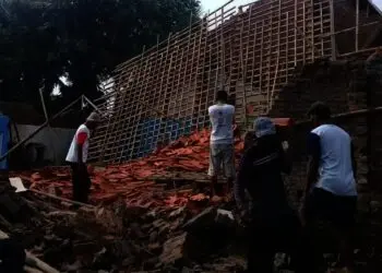 Suami – Istri Nyaris Tertimpa Reruntuhan Rumah