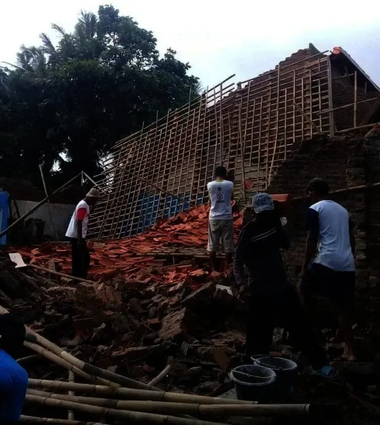 Suami – Istri Nyaris Tertimpa Reruntuhan Rumah
