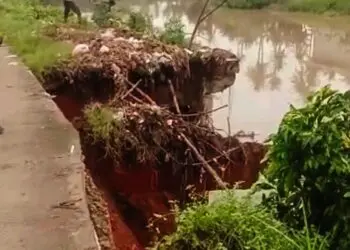 Turap Longsor, Jalan Desa di Teluknaga Nyaris Amblas