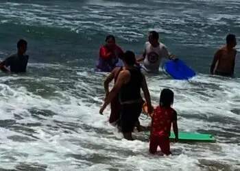 Dua Wisatawan Terseret Ombak di Pantai Anyer