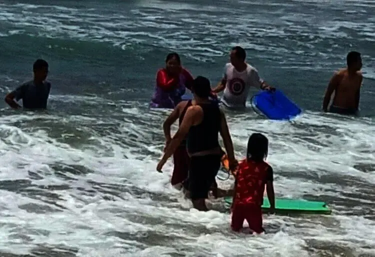 Dua Wisatawan Terseret Ombak di Pantai Anyer