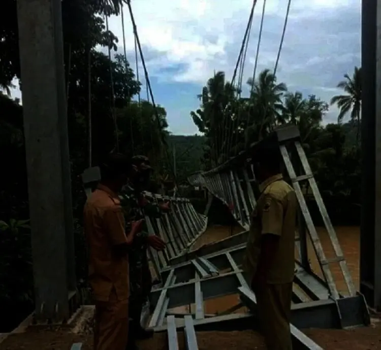 Belum Selesai Dibangun, Jembatan Gantung Ambruk
