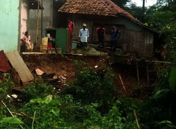Kaget Lihat Dapur Amblas, Berhasil Selamat dengan 4 Cucu