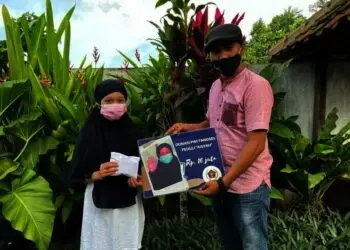 Saat PWI Tangsel Serahkan Bantuan Untuk Aisyah (10), Yatim Piatu Penyintas Covid-19