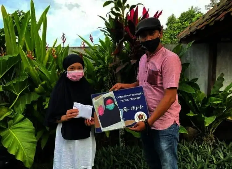 Saat PWI Tangsel Serahkan Bantuan Untuk Aisyah (10), Yatim Piatu Penyintas Covid-19