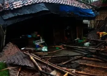 Diterjang Angin Kencang, Rumah di Teluknaga Ambruk