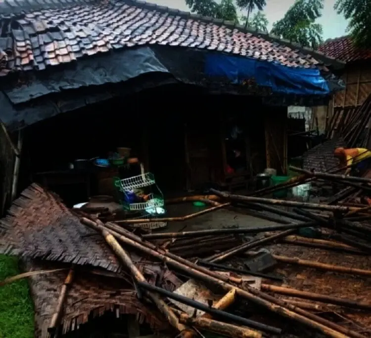 Diterjang Angin Kencang, Rumah di Teluknaga Ambruk