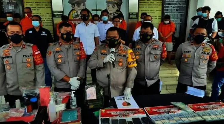 8 Pengedar Dolar Palsu Rp2,1 Miliar di Kota Tangerang Selatan Diringkus