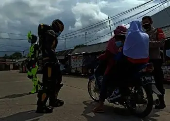 Dua Superhero Bagikan Ribuan Masker Kepada Warga di Panongan