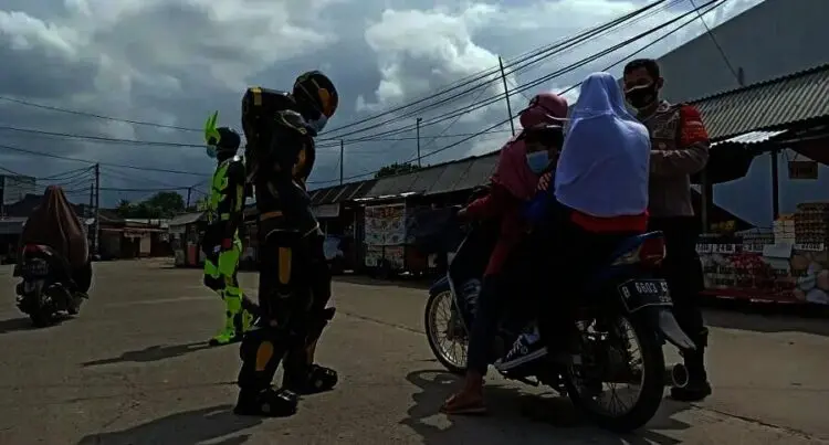 Dua Superhero Bagikan Ribuan Masker Kepada Warga di Panongan