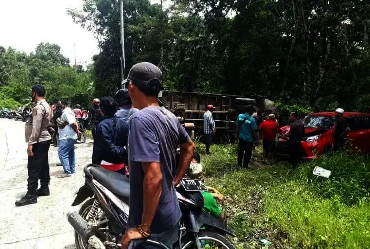 Tak Kuat Nanjak, Mobil Boks Hantam Minibus