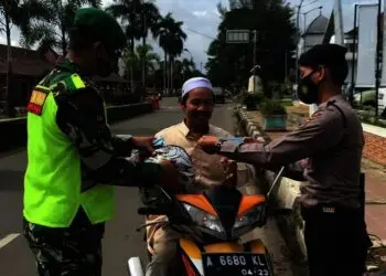 Edukasi Warga, Satgas Covid-19 Pandeglang Bagikan Masker