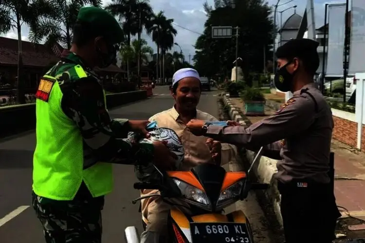 Edukasi Warga, Satgas Covid-19 Pandeglang Bagikan Masker