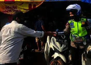 Bagikan Masker Gratis ke Warga, Polwan Menyebar Kesejumlah Penjuru