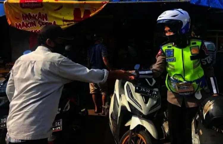 Bagikan Masker Gratis ke Warga, Polwan Menyebar Kesejumlah Penjuru