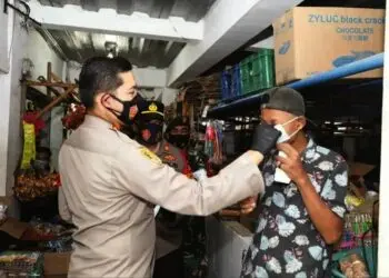 Sosialisasikan Prokes, Kapolresta Tangerang Bagikan 2.000 Masker