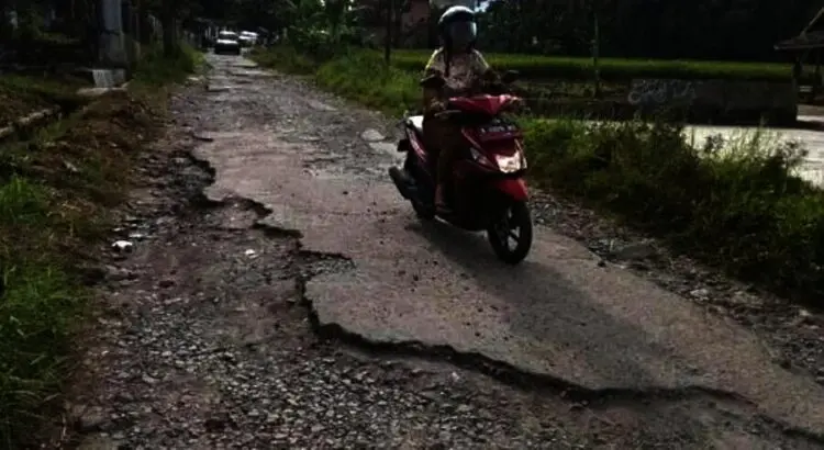 Jalan Rusak Bikin Muak, Bertahun – tahun Tak Kunjung Diperbaiki