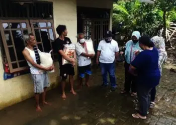 PMI Kecamatan Pinang Bantu Korban Banjir