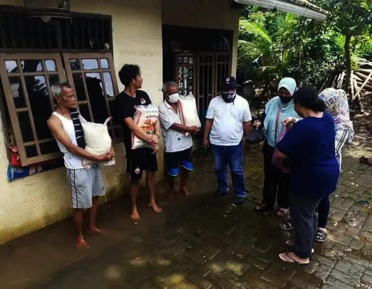 PMI Kecamatan Pinang Bantu Korban Banjir