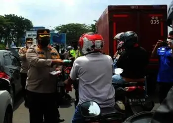 Pimpin Operasi Yustisi, Kapolres Tangsel Bagikan Masker