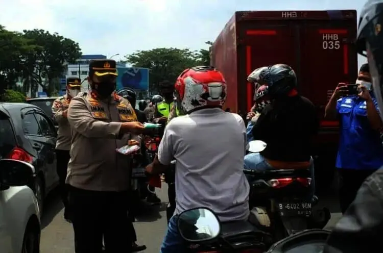 Pimpin Operasi Yustisi, Kapolres Tangsel Bagikan Masker