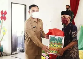 Danrem dan Wabup Tangerang Bagikan 250 Paket Sembako