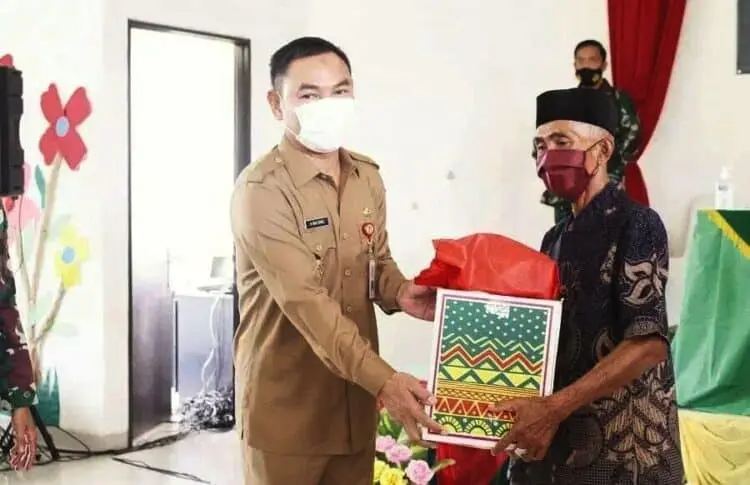 Danrem dan Wabup Tangerang Bagikan 250 Paket Sembako