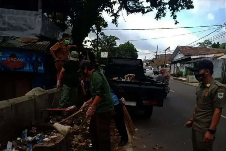 Sampah Liar Bikin Camat Karangtanjung Pandeglang Geram