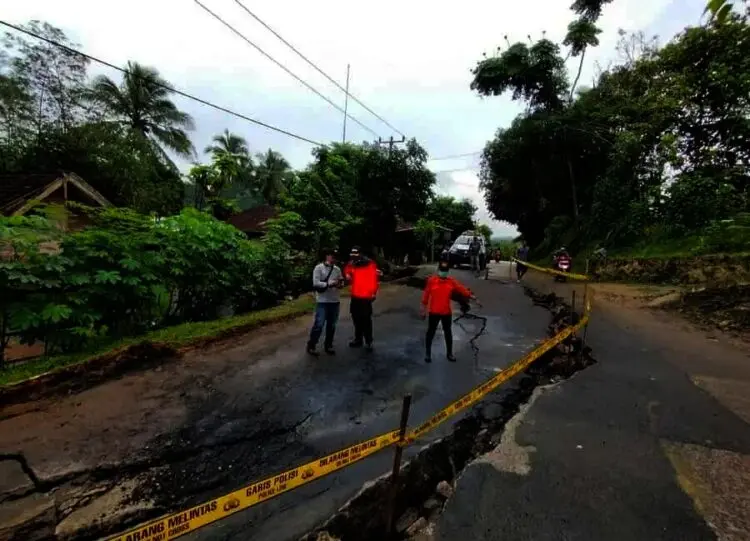 Jalan Amblas di Lebak Dipicu Mampetnya Saluran Air