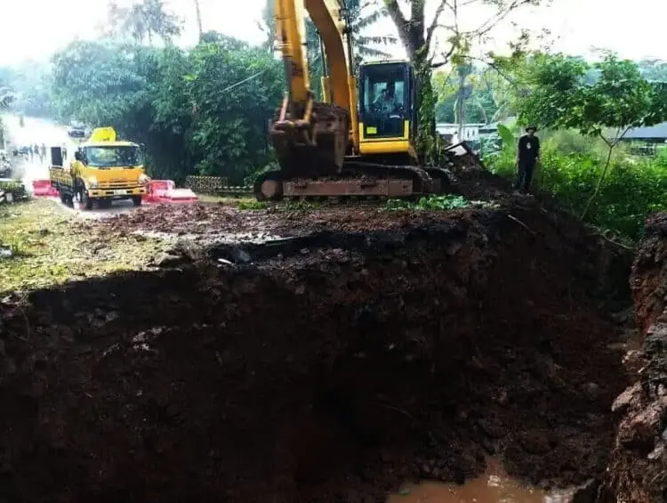 Gorong-gorong Ambruk, Jalur AMD Pandeglang Terputus