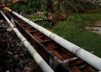 Tumpukan Sampah di Jembatan Pontang Sulit Dikendalikan