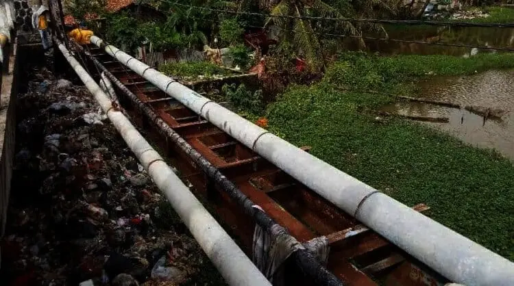 Tumpukan Sampah di Jembatan Pontang Sulit Dikendalikan