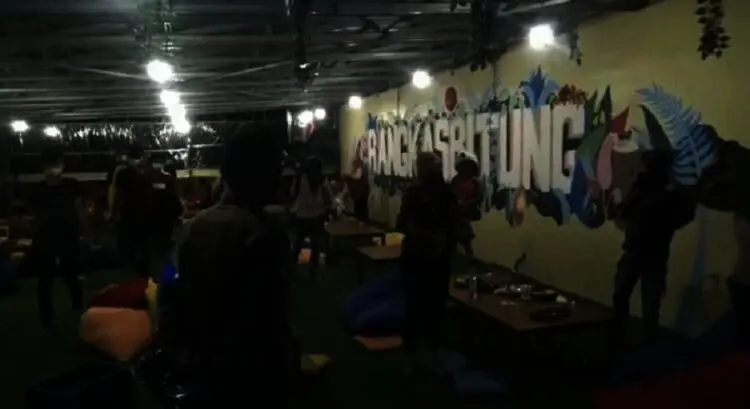 Santai di Kafe, Pengunjung Dibubarkan Paksa Petugas