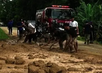 Ruas Jalan Rangkasbitung-Jambu Bol Dipenuhi Lumpur