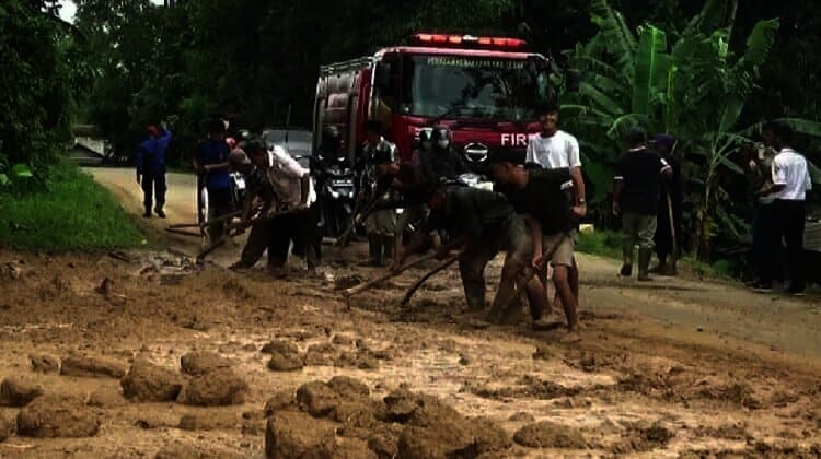 Ruas Jalan Rangkasbitung-Jambu Bol Dipenuhi Lumpur