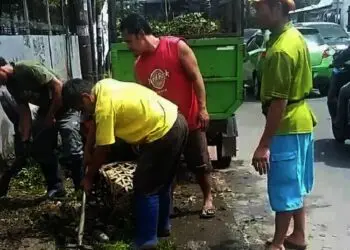 DLH Kota Tangsel Sibuk Sapu Bersih Sampah Bekas Banjir