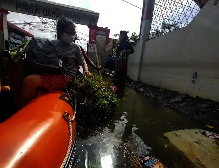 Di Perumahan Periuk Damai, Ketinggian Air Masih Setinggi 3 Meter