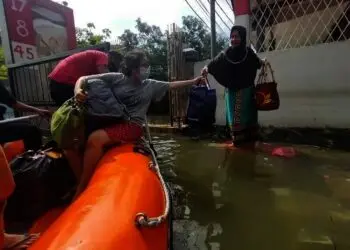 Di Perumahan Periuk Damai, Ketinggian Air Masih Setinggi 3 Meter