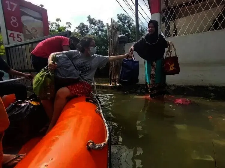 Di Perumahan Periuk Damai, Ketinggian Air Masih Setinggi 3 Meter