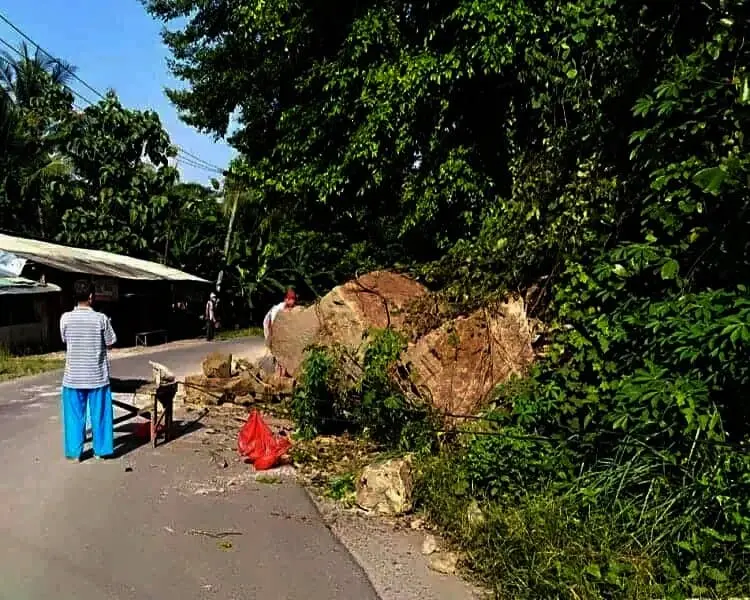 Batu Cadas Nyaris Tutupi Jalan Rangkasbitung-Leuwidamar