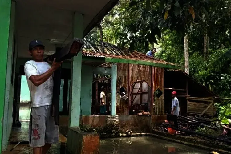 Sebuah Rumah Terbakar Diduga Akibat Korsleting Listrik