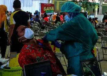 Vaksinasi Petugas Pelayanan Publik Dan Guru di Kota Tangerang