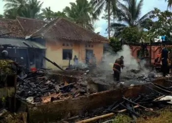 Kompor Menyala Ditinggal, Rumah di Karangtanjung Pandeglang Ludes Terbakar