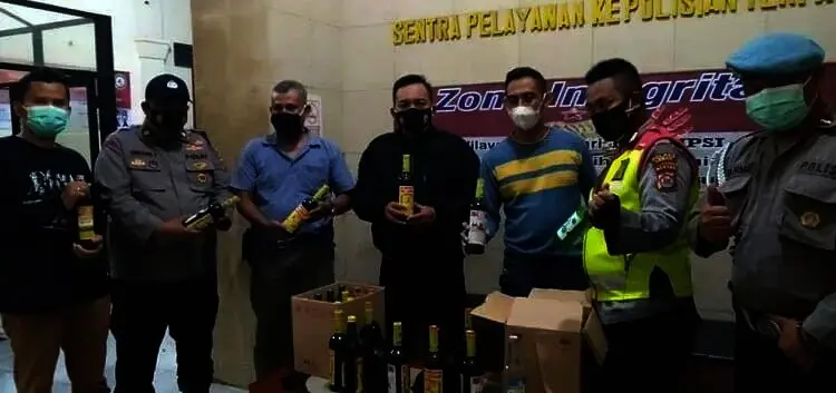 Lima Pemuda dan Puluhan Botol Miras di Rangkasbitung Diamankan