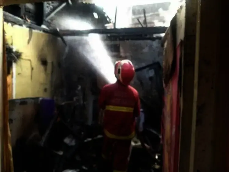 Satu Orang Tewas, Satu Koma, Masuk ke Dalam Rumah Yang Terbakar