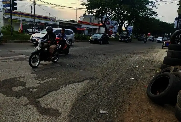 Warga Keluhkan Jalan Exit Tol BSD Rusak