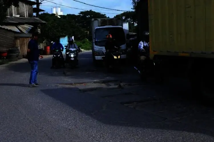 Jalan Perancis tak Diperbaiki, Warga Komplain Lewat Medsos