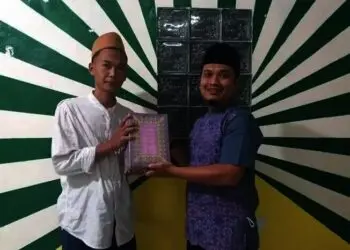 Peduli Ponpes, Wakil Ketua DPRD Pandeglang Bagi-bagi Kitab