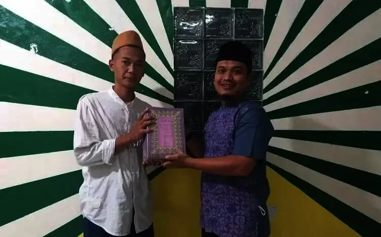 Peduli Ponpes, Wakil Ketua DPRD Pandeglang Bagi-bagi Kitab