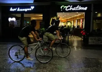Bersepeda di Dalam Mall